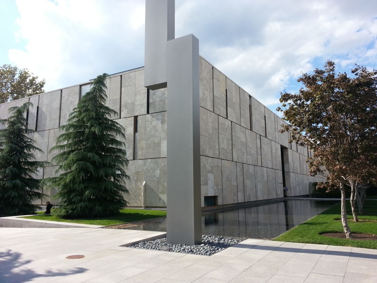 The Barnes Foundation with the sculpture The Barnes Foundation with the sculpture "Barnes Totem" in the foreground